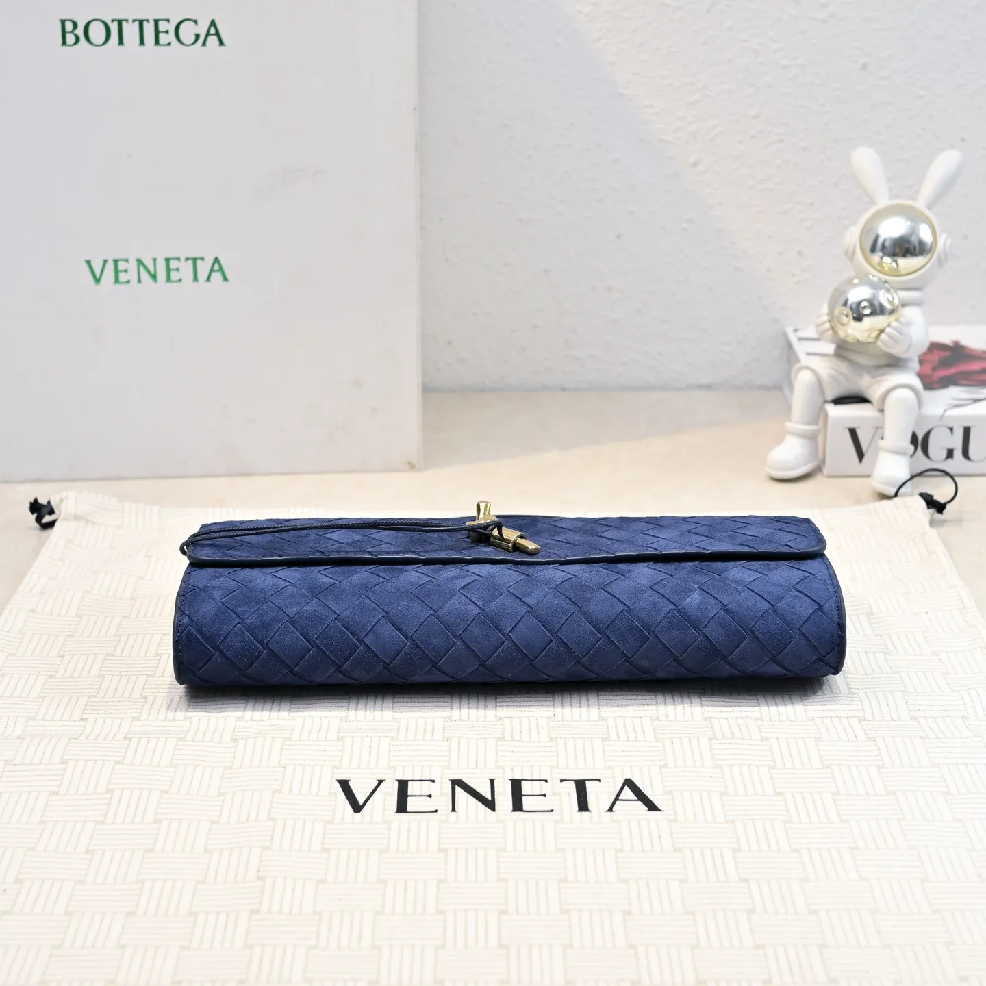 Batch 1360 #Bv Clutch long clutch bag equipped with handles, the design of the clutch bag reflects the exquisite and high-end taste ~ using exquisite craftsmanship intreccio woven suede, it can be held in the hand, carried by hand or under the arm. The metal knot embellishment exudes temperament and nobility ~ , equipped with a zipper compartment inside, it is a good companion for your daily life🧑‍❤️‍💋‍🧑, whether you are walking on the red carpet or attending a dinner, it will add a unique charm to you💞 Model: 1511 Size: 31x13x3